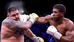 Anthony Joshua (iburyo) yakinishije amayeri yo ku rwego rwo hejuru mu gutsinda Andy Ruiz Jr (ibumoso)