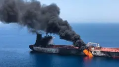 горящий танкер