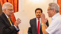 নতুন প্রধানমন্ত্রী রানিল বিক্রমেসিংহের সাথে রাষ্ট্রপতি গোটাভায়া রাজাপাকশা