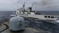 Kapal Coast Guard China-5302 memotong haluan KRI Usman Harun-359 pada jarak 60 yards (sekitar 55 meter) saat melaksanakan patroli mendekati kapal nelayan pukat China yang melakukan penangkapan ikan di ZEE Indonesia Utara Pulau Natuna, Sabtu (11/1/2020).