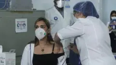 Sanitaria recibe la vacuna en Los Teques.