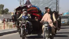 Raia wamekuwa wakitoroka katika mkoa wa Helmand wakibeba vitu walivyoweza kubeba