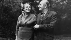 Houghton, oo 65 jir ah iyo Gee oo 56 jir ahaa-sawir laga qaaday markii xabsiga laga soo daayay sanadkii 1970-kii