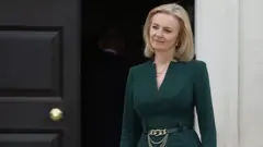 Лиз Трасс у двери Даунинг-стрит 10