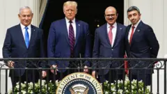 اسرائیلی وزیر اعظم بن یامین نتن یاہو، امریکی صدر ڈونلڈ ٹرمپ اور خلیجی ممالک کے وزرائے خارجہ کے ہمراہ وائٹ ہاؤس میں