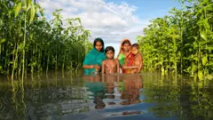 Família em inundação em Bangladesh
