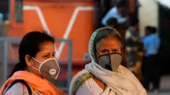 অনেকেই মাস্ক পরে নিজেকে করোনাভাইরাস থেকে রক্ষার চেষ্টা করছেন।