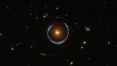 ปรากฎการณ์เลนส์ความโน้มถ่วงที่เกิดขึ้นจากดาราจักร LRG 3-757 ซึ่งกล้องโทรทรรศน์อวกาศฮับเบิลบันทึกภาพไว้ได้