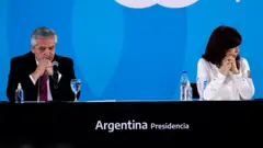 El presidente Alberto Fernández y la vicepresidenta, Cristina Kirchner, en un acto a finales de septiembre, tras su enfrentamiento por la derrota electoral en las primarias