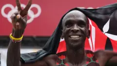 Eliud Kipchogeen maaraatoonii Oloompikii Tookoyootiin kan lammaaffaa bahee sekondii 80n dursuun mo'ate