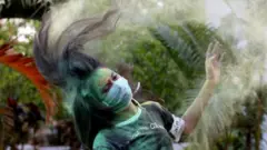 మాస్కు ధరించిన యువతి