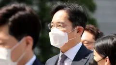 불법 경영승계 의혹을 받는 이재용 삼성전자 부회장이 8일 오전 서울 서초구 서울중앙지방법원에서 열린 영장실질심사에 출석하고 있다