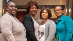Les femmes africaines qui gèrent la banque alimentaire posent au Spazio Montevergine à Palerme, en Sicile, en Italie