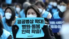 민주노총 공공운수노조 의료연대본부 관계자들이 11일 청와대 앞에서 열린 '내 삶을 지켜주는 공공의료 의료연대본부 총파업 총력투쟁 결의대회'를 진행하고 있다