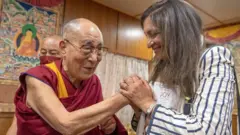 दलाई लामासँग भेट्दै अज्रा
