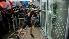 Người biểu tình tràn vào Viện Lập pháp Hong Kong hôm 1/7