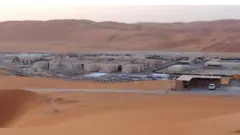 حقل نفط في الصحراء