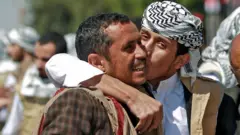 أسرى يتبادلون القبل خلال عملية التبادل