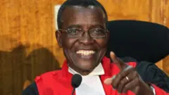 Jaji Maraga atakumbwa kwa kutangaza kufuta matokeo ya uchaguzi wa urais ya mwaka 2017 nchini Kenya na kusababisha kufanyika upya kwa uchaguzi.