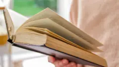 امرأة تقرأ في الكتاب المقدس