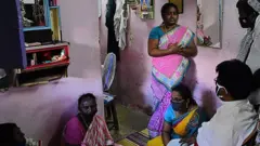 জেয়রাজ ও বেনিক্সের শোকসন্তপ্ত পরিবারকে সান্ত্বনা দিতে এসেছেন চার্চের যাজক