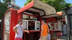 Crveni kisok na okretnici linije 16 - slika koja vraća mnoge u neka lepša i bezbrižnija vremena