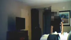 Xuehua Peng, ABD Adalet Bakanlığı tarafından basına dağıtılan kanıtta bir otel odasında görülüyor
