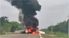 మంటల్లో కాలుతున్న విమానం