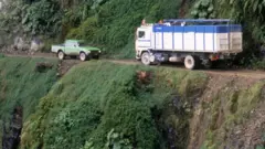 Comme certaines parties de l'autoroute ne font que 3 mètres de large, il peut être difficile de se frayer un chemin dans la circulation en sens inverse