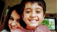 مادھو اپنی والدہ مگدھا کے ساتھ