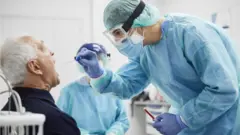 স্পেনে একজনের করোনা ভাইরাস পরিক্ষার জন্য নমুনা সংগ্রহ করা হচ্ছে