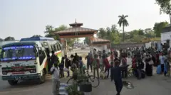 भारतबाट फर्किएर बाँकेको जमुनाहमा आइपुगेका नेपालीहरू आफ्नो घर फर्किन गाडी चढ्दै