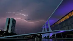 Congresso Nacional e Palácio do Planalto durante tempestadecomo alavancar sua banca na bet365Brasília