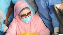 মুক্তি পাওয়ার পর খালেদা জিয়া বাড়িতে ফিরে আসেন।