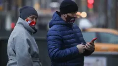 Горожане на одной из улиц Москвы