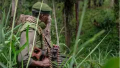Mwanajeshi wa jeshi la FARDC wakati wa mampambano na wapiganaji wa ADF