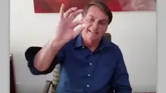 President Bolsonaro sostiene una pastilla de hidroxicloroquina.