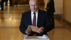 Rusya'da yerel seçimler: Putin oy kullanıyor