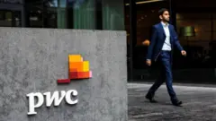 PwC 회사 앞을 지나가는 행인