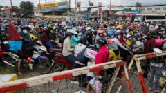 Người dân muốn rời khỏi TPHCM ngày 1/10