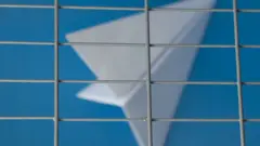 Значок Телеграма за решеткой