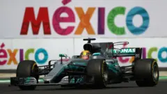Un coche en el Gran Premio de México