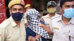 पोलीस कारवाई
