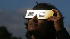 አርቃ የምትመለከት ሴት