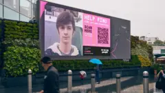 Kayıp ilanlarını 3 boyutlu görsellerle değiştiren bir billboard.