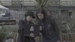 BBC記者和祈福騙局受害者家屬一起查看閉路電視畫面