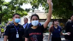 ภัสราวลี ธนกิจวิบูลย์ผล ชูสามนิ้วหลังได้รับการประกันตัวที่ศาลแขวงปทุมวัน