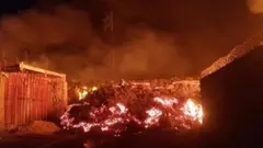 Des coulées de lave provenant de l'éruption volcanique du Mont Nyiragongo, qui s'est produite le 22 mai 2021, sont visibles entre des bâtiments à Goma, en République démocratique du Congo, sur cette image fixe tirée d'une vidéo non datée obtenue via les médias sociaux.