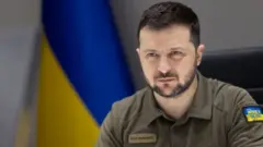 El presidente de Ucrania Volodymyr Selensky se dirige al parlamento de Luxemburgo por videollamada