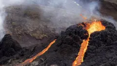 வெடிப்பின் வழியாக கொந்தளித்து வழியும் எரிமலைக் குழம்பு (லாவா)